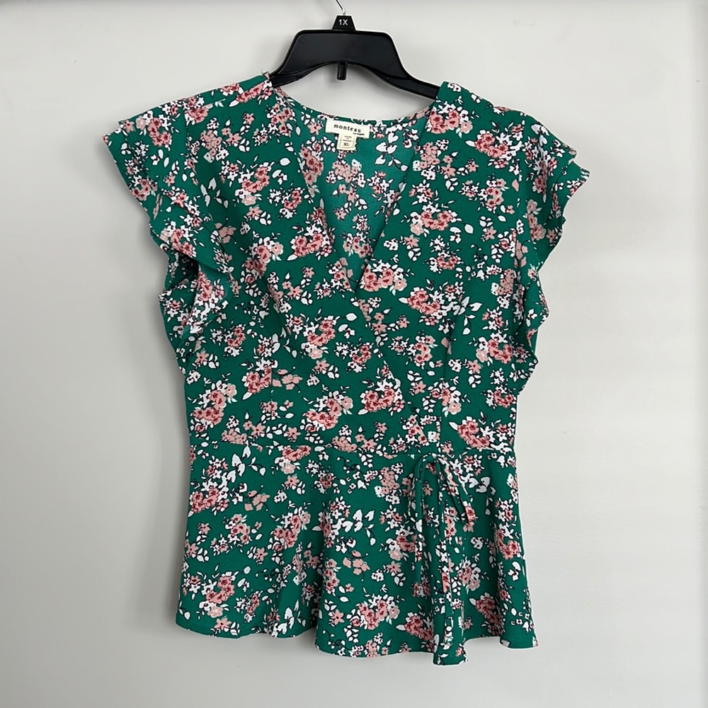 Cute green top perfect for spring summer!